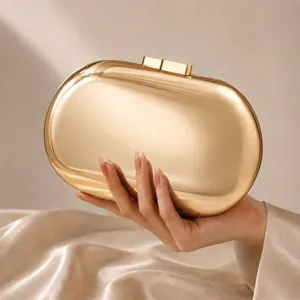 Pochette de soirée chic en métal doré avec une finition miroir élégante et moderne