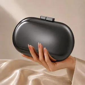 Pochette rigide noire minimaliste avec finition brillante et fermoir en métal