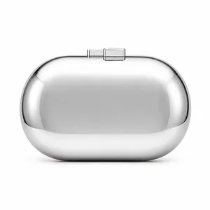 Pochette capsule argentée avec surface métallique lisse et effet miroir élégant