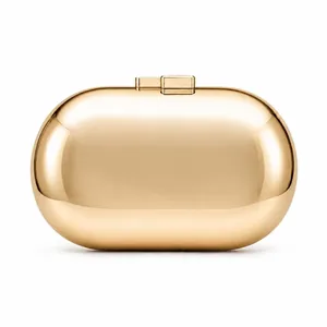 Détail macro d'une pochette ovale dorée brillante avec finition polie et fermoir chic
