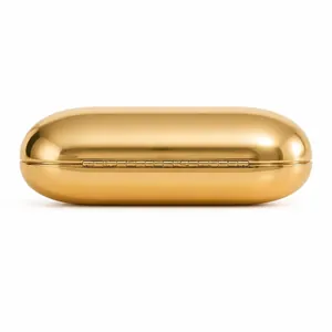 Pochette métallique capsule dorée polie avec détail de charnière et finition miroir
