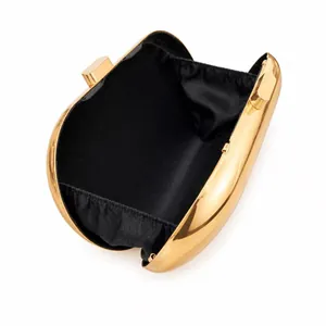 Détails de l'intérieur du sac de soirée miroir doré avec doublure noire et fermoir