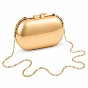 Détail d'une pochette de soirée dorée miroir avec chaîne et fermoir géométrique