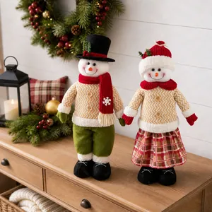 Dettaglio di pupazzi di neve in peluche con abiti lavorati a maglia in set natalizio