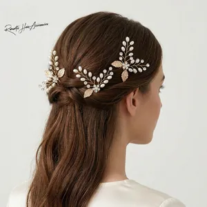 Détail du pic à cheveux feuille avec strass et perles pour coiffures de mariée