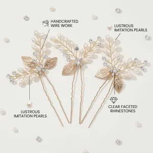 Détail d'épingle à cheveux mariée avec feuilles, fil doré fait main, perles et strass