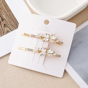 Gros plan sur deux barrettes papillon dorées élégantes serties de strass en cristal