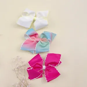 Détail de barrettes à cheveux arc-en-ciel avec bords en dentelle et ruban côtelé