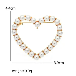 Elegant gold heart brooch with white pearls, size 4.4x3.9cm weighing 9.0g for women