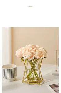 Détails de roses roses artificielles en vase avec support doré de style nordique