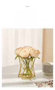 Support de vase géométrique doré moderne avec roses roses artificielles décoratives