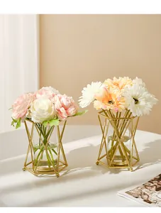 Vase géométrique moderne en métal doré avec insert en verre et fleurs artificielles