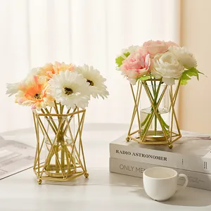 Vase géométrique nordique en fer doré avec gerbera artificiel et décor de pivoine