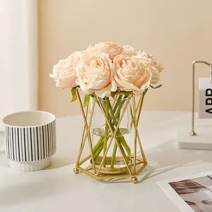 Vase géométrique nordique en métal doré avec tube en verre et roses artificielles roses