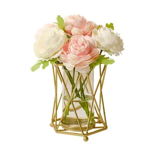 Vase géométrique en métal doré avec insert en verre et pivoines roses en soie