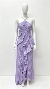 Détail de la robe longue plissée lavande avec volants superposés et licou chic