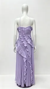 Détail de la robe plissée lavande avec dos nu et volants multicouches élégants