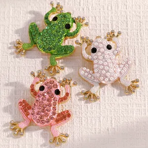 Detailansicht der Schildkröten-Broschen in Grün, Weiß und Rosa mit funkelnden Kristallen