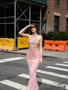 Abito rosa allacciato al collo con ricamo floreale e design slim fit plissettato