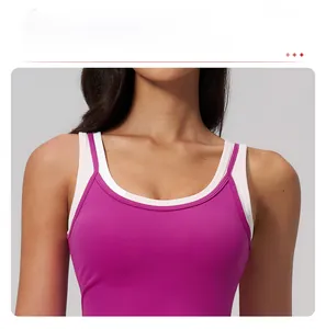 Detail eines pink-weißen Sport-Tops mit dünnen Trägern und geripptem Innenfutter