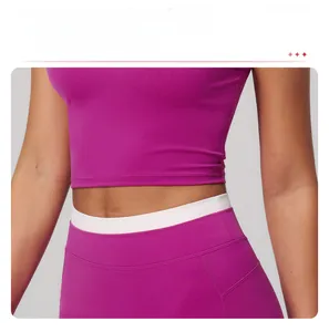 Detail des lila Sport-Tops mit langem Saum und weißem Kontrastbund zur Bauchkontrolle