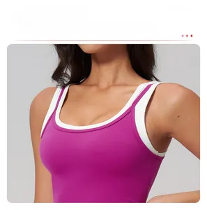 Detail von lila Sport-BH mit weißen Trägern und herausnehmbaren Brustpolstern