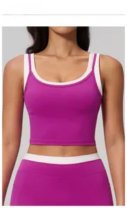 Detail eines zweiteiligen Sporttops in Magenta mit weißen Akzenten und U-Ausschnitt