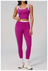 Detailaufnahme des lila Sport-Sets mit weißen Kontraststreifen an Taille und Trägern
