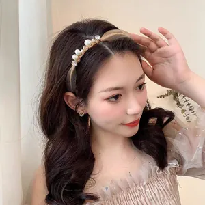 Elegante diadema oro champán con perlas y strass sobre fina malla marrón