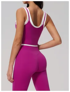 Detail eines zweiteiligen Lagen-Sport-BHs in Roséviolett und Weiß mit hoher Leggings