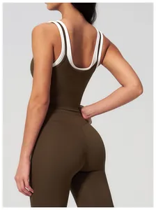 Detailansicht des zweiteiligen Sport-BHs und der hoch taillierten Leggings in Olivgrün