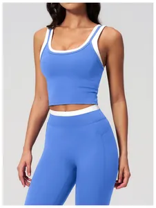 Detailaufnahme der Kontrastkante am Sport-Oberteil und der hoch taillierten Leggings