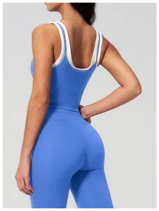 Detail der blauen Sportweste mit doppellagigem Design und sportlichem Racerback-Stil