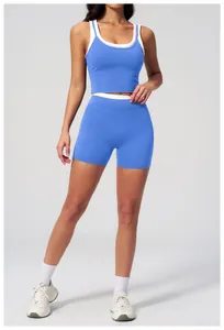 Detail des blauen Sport-Sets mit weißem Kontrastrand und hochdehnbarem Funktionsgewebe