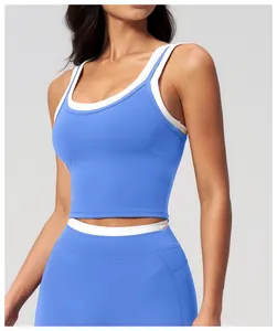 Nahaufnahme des zweilagigen Sport-BHs in Blau und Weiß mit passender High-Waist-Leggings
