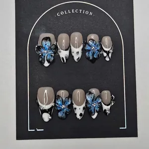 Faux Ongles French Avec Fleur Bleue 3D Décor Points Noir Blanc Forme Amande Longue Manucure Brillante Femmes