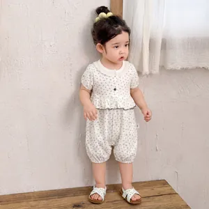 Barboteuse fleurie sans manches pour bébé fille avec col en dentelle et taille volantée