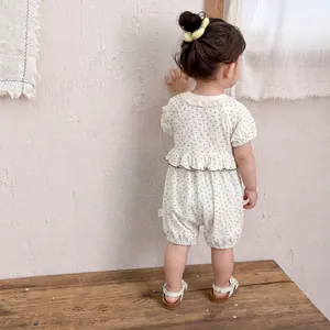 Barboteuse à fleurs pour bébé fille avec col à volants et design de body d'été