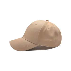 Dettaglio cappellino in cotone kaki con cuciture rinforzate e fori di ventilazione