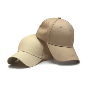 Dettaglio di cappellini da baseball in cotone beige e kaki con occhielli ricamati