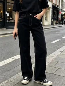 Jeans neri a vita alta con gamba dritta e cuciture bianche a contrasto stile urbano