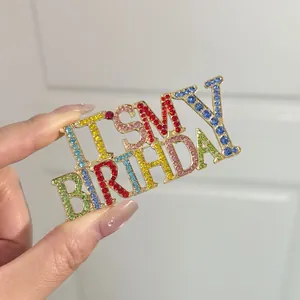 Broche colorée en strass IT'S MY BIRTHDAY avec base en alliage doré chic