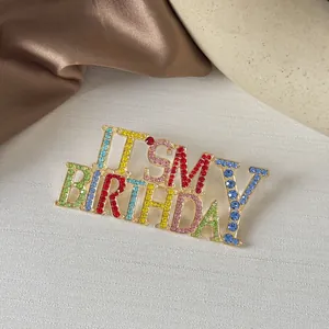 Broche IT'S MY BIRTHDAY en strass colorés et alliage doré avec des cristaux étincelants