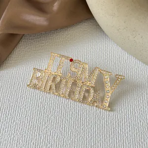 Broche dorée IT'S MY BIRTHDAY avec strass scintillants pour décoration de fête