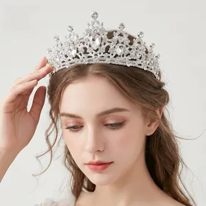 Détail de couronne baroque avec strass brillants et cristal en forme de cœur