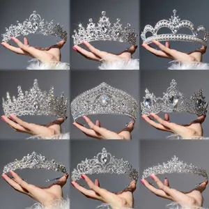 Vue détaillée de neuf couronnes de mariée et tiares argentées avec strass