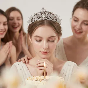 Détail de la couronne d'anniversaire argentée avec strass et cristal en poire