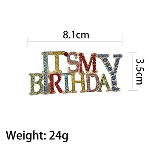 Broche IT'S MY BIRTHDAY en strass colorés sur base dorée, 8,1 cm x 3,5 cm