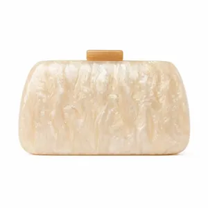 Pochette de soirée chic en acrylique marbré beige avec fermoir en résine ambrée