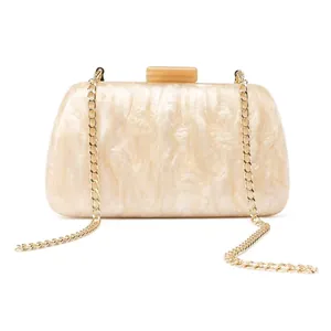 Pochette de soirée chic en acrylique champagne avec texture marbrée et chaîne dorée